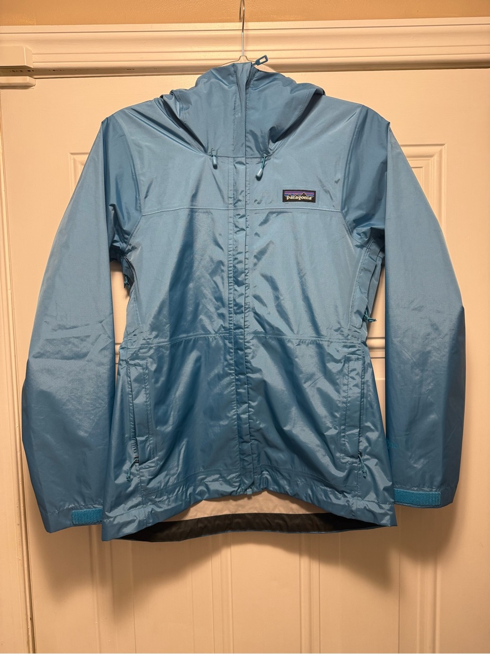 Brand New Patagonia Women's Light Blue Hooded Rain Shell size XXS